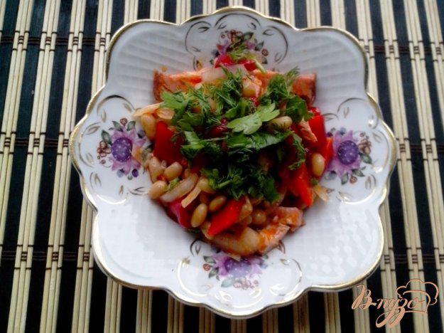 фото рецепта: Сытный салат с белой фасолью