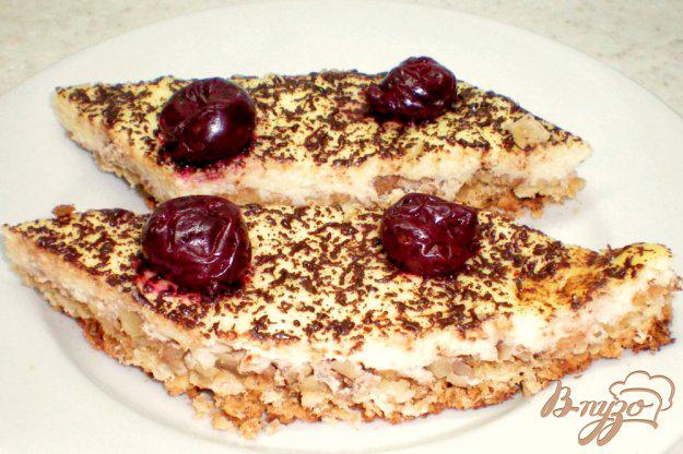 фото рецепта: Овсяный пирог на белках с орехами и творожным муссом