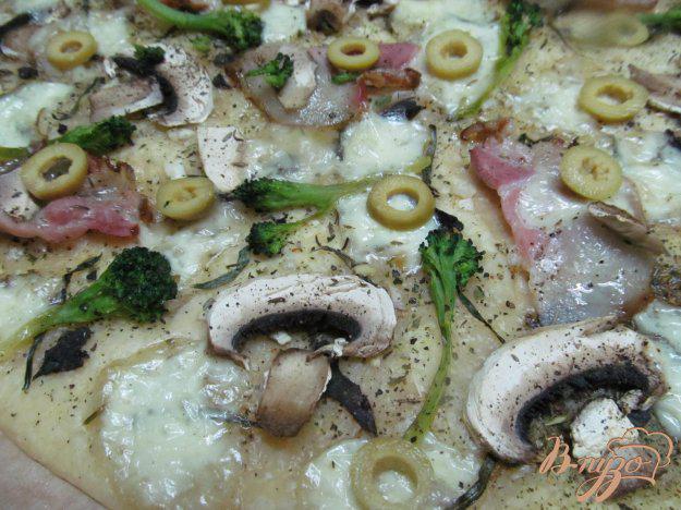 фото рецепта: Пицца с копченной грудинкой и грибами