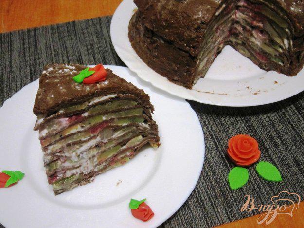 фото рецепта: Шоколадный блинный торт с фруктами