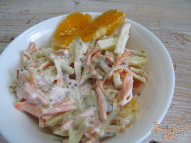 фото рецепта: Витаминный салат из мандарина сельдерея и яблока
