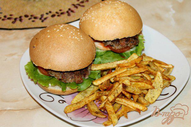 фото рецепта: Домашний гамбургер с котлетой и картошкой фри