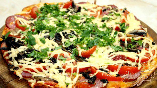 фото рецепта: Семейная пицца с колбасой и грибами