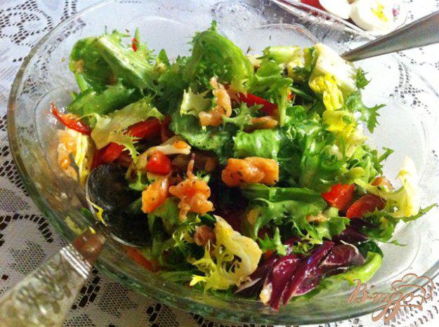 фото рецепта: Салат из овощей с копченым лососем