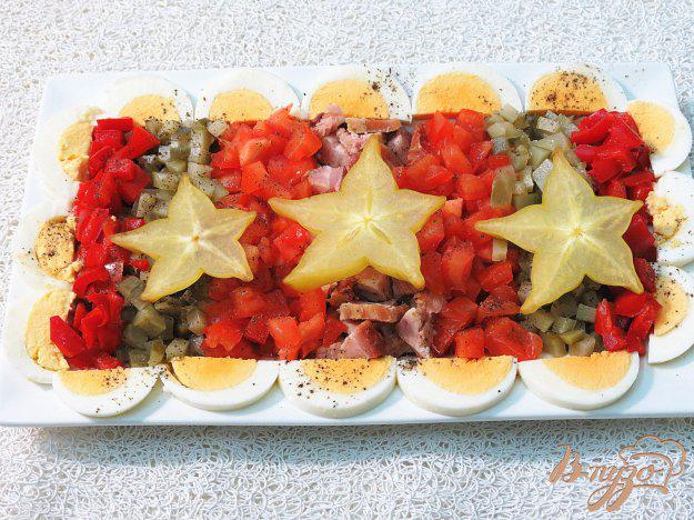 фото рецепта: Салат из помидоров, перца, маринованых огурцов и ветчины