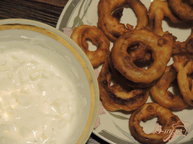 фото рецепта: Луковые кольца в кляре с соусом