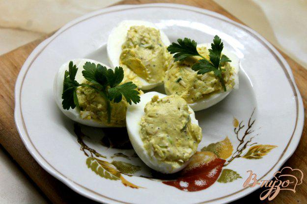 фото рецепта: Фаршированные яйца сыром и зеленым луком
