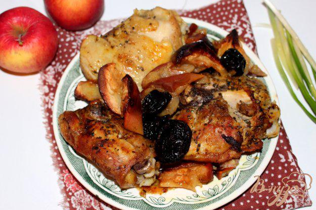 фото рецепта: Курица запеченная с яблоком и черносливом