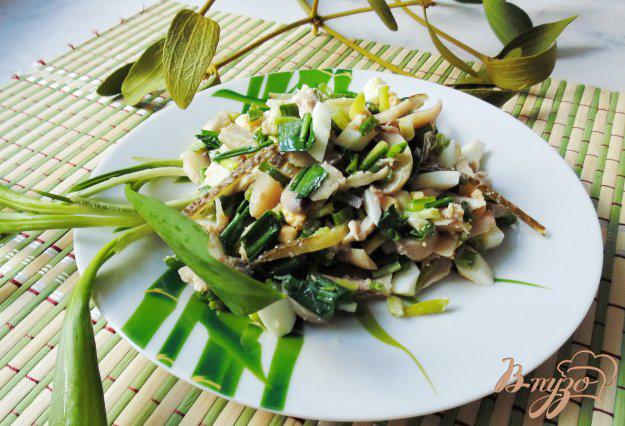 фото рецепта: Салат с курицей,  маринованными  грибами и черемшой