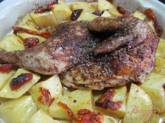 фото рецепта: Курица запеченная в специях с картофелем и курагой