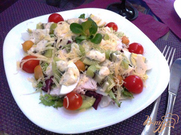 фото рецепта: Овощной салат с куриным филе и киви
