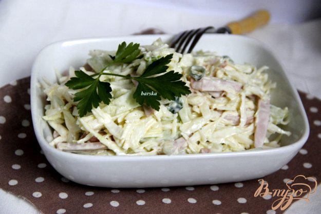 фото рецепта: Салат из капусты, огурца и колбасы