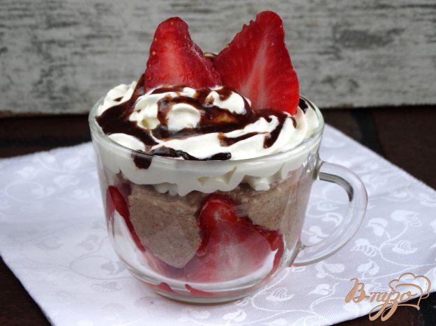 фото рецепта: Клубничный десерт со сливками и шоколадом