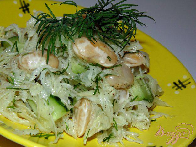 фото рецепта: Капустный салат с фасолью и свежим огурцом