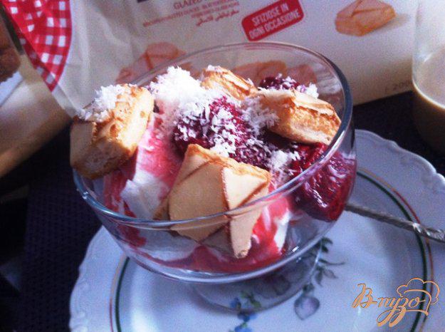 фото рецепта: Десерт с творожным кремом, клубникой и слоеным печеньем