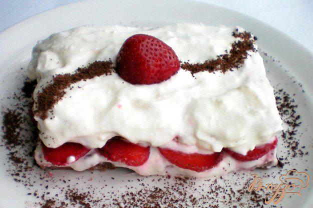 фото рецепта: Творожное пирожное с кэробом и клубникой