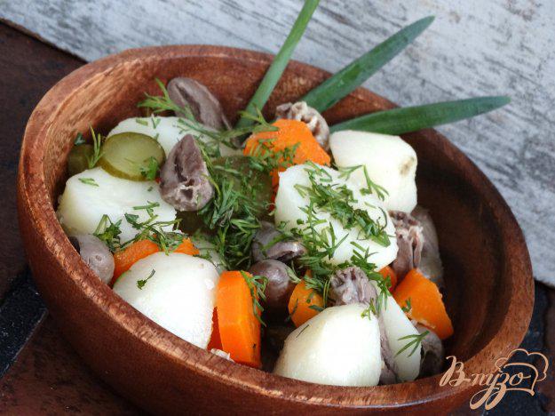 фото рецепта: Теплый салат с картофелем и куриными сердечками