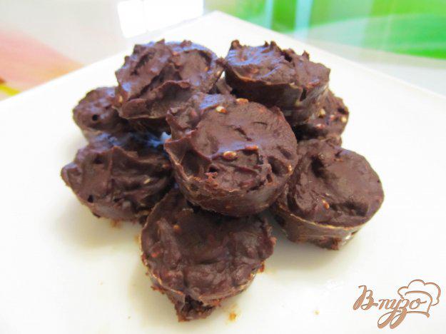 фото рецепта: Шоколадные конфеты с черносливом и кунжутом