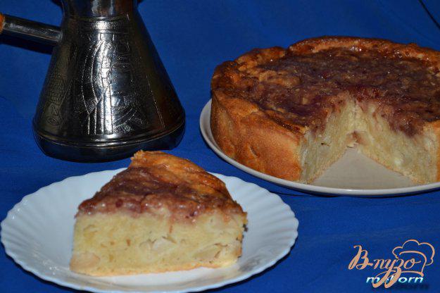 фото рецепта: Сливочно-ванильный пирог с яблоками и клюквенным джемом