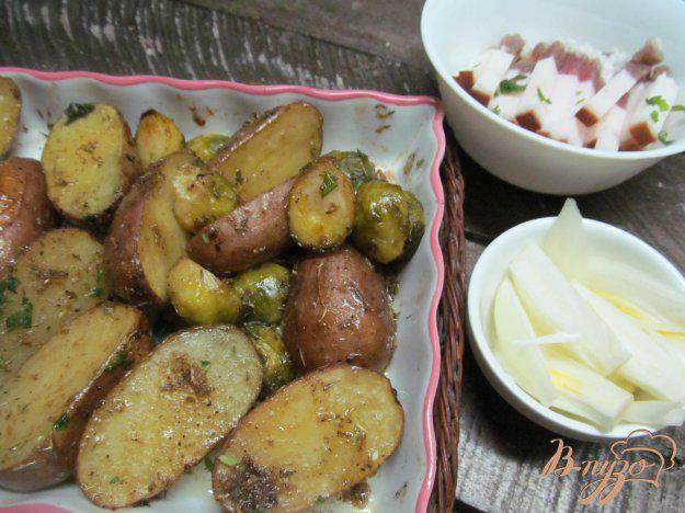 фото рецепта: Печенный картофель с брюссельской капустой