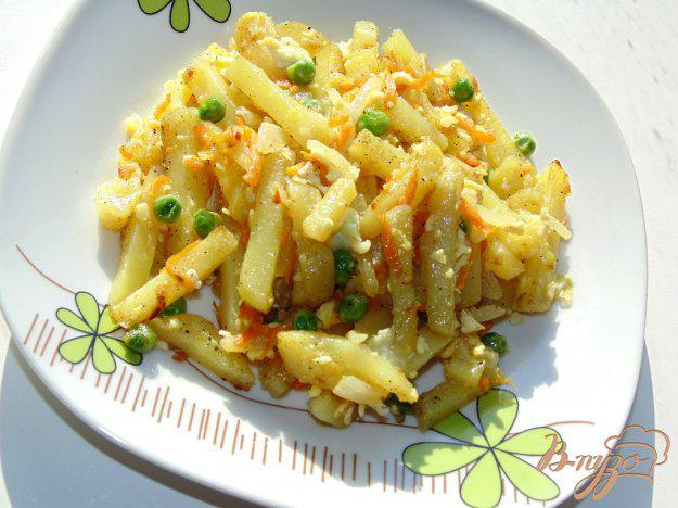 фото рецепта: Картофель жареный с овощами, яйцом и зеленым горошком