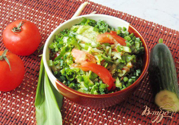 фото рецепта: Весенний салат с огурцом, черемшой и помидором