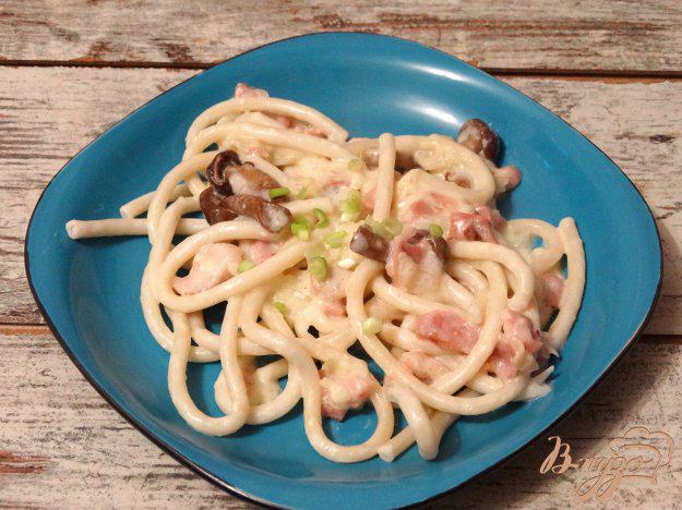 фото рецепта: Спагетти с копченой курицей и опятами