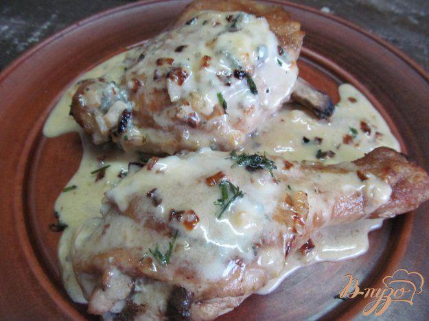 фото рецепта: Жаренный куриный окорочок под соусом из сыра с плесенью