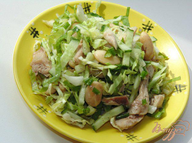 фото рецепта: Салат из молодой капусты с мясом курицы и фасолью