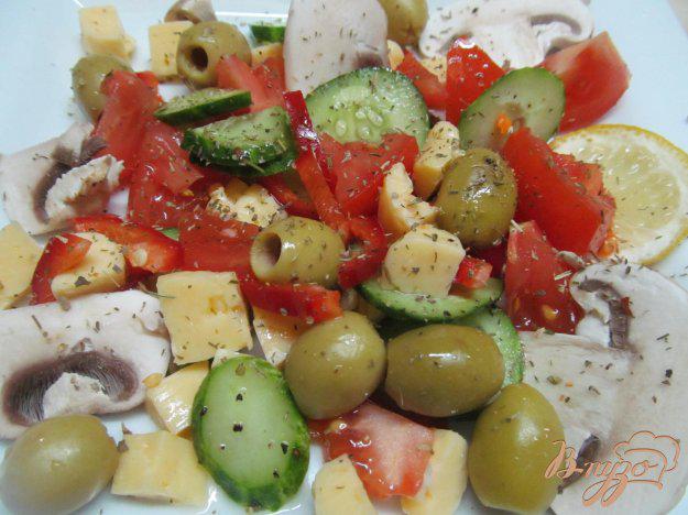фото рецепта: Салат из помидора сыра и оливок