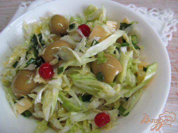 фото рецепта: Салат из молодой капусты с оливками и сыром