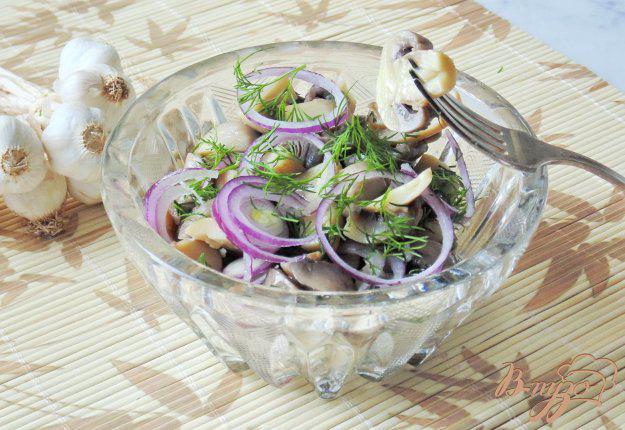 фото рецепта: Салат с маринованными грибами и чесноком