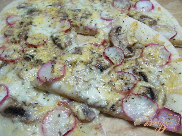 фото рецепта: Пицца с грибами и редисом