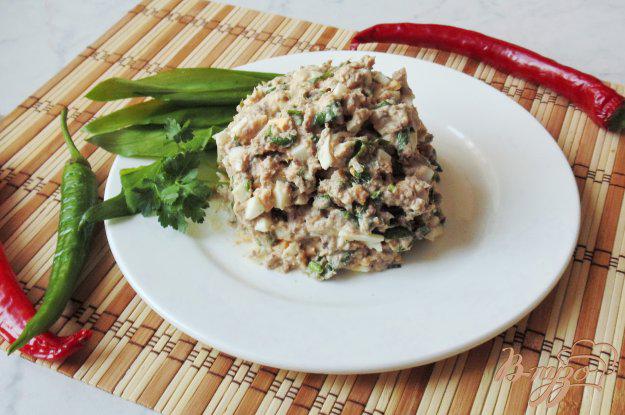 фото рецепта: Салат из рыбных консервов и зелени