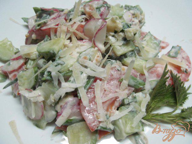 фото рецепта: Салат с крапивой и овощами