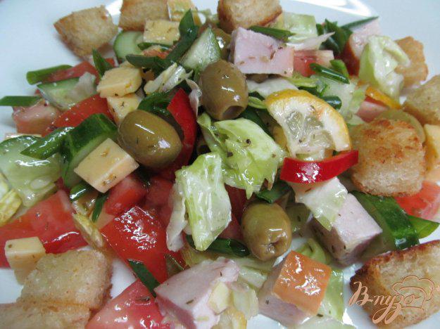 фото рецепта: Салат из овощей курицы с сухариками