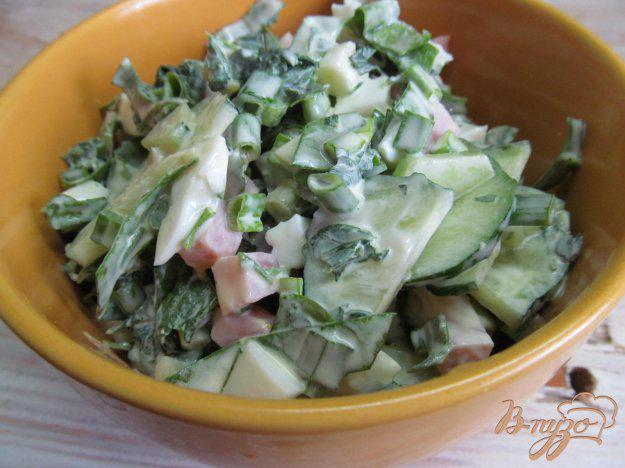 фото рецепта: Зеленый салат с крапивой и щавелем