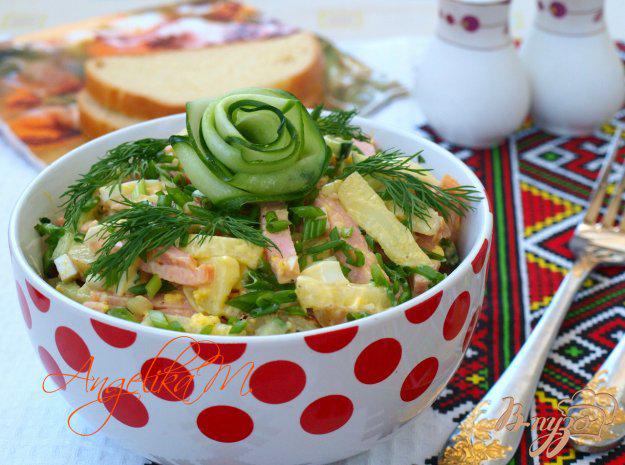 фото рецепта: Салат с огурцом и варёной колбасой
