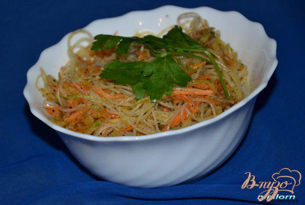 фото рецепта: Салат из фунчозы, зеленой редьки и моркови