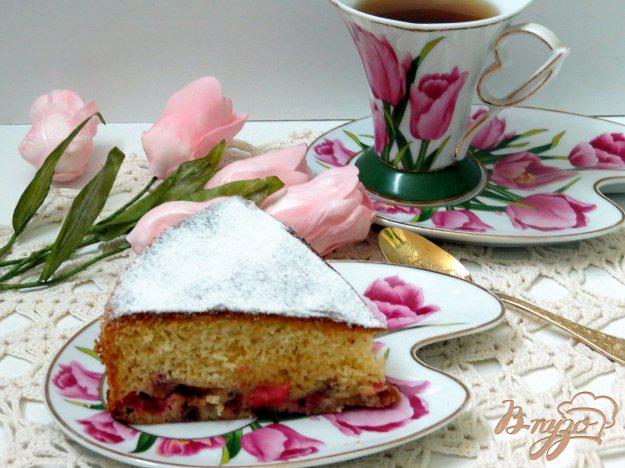 фото рецепта: Бисквитный пирог с ревенем