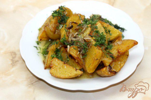 фото рецепта: Дольки картофеля жаренные во фритюре с луком и чесноком