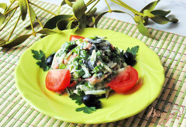 фото рецепта: Салат с маслинами, помидором и  черемшой