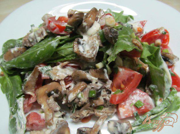 фото рецепта: Салат из мяса с грибами и щавелем