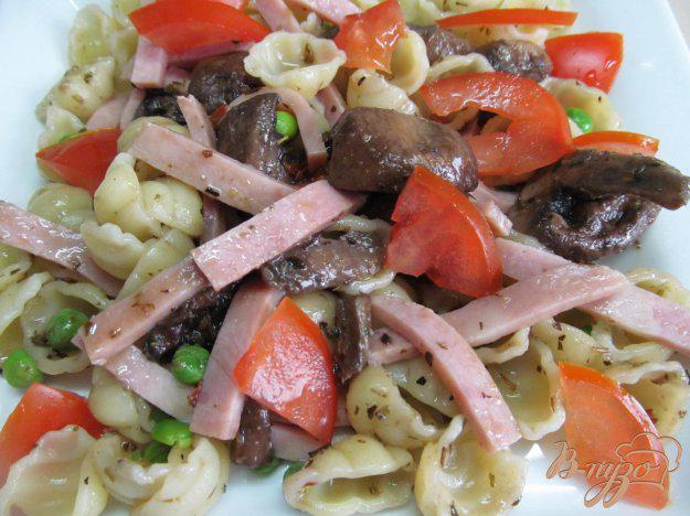 фото рецепта: Салат с ветчиной макаронами и грибами