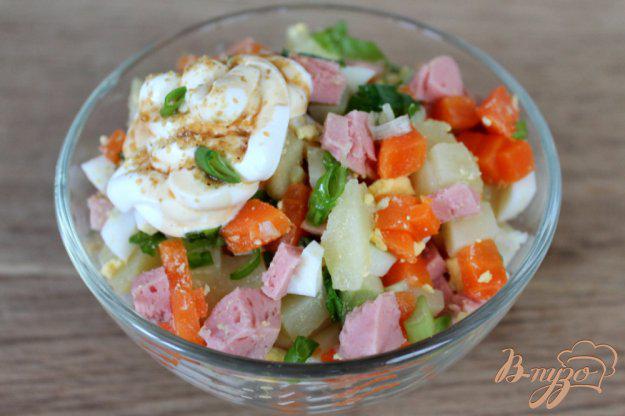 фото рецепта: Салат из овощей с сардельками и яйцом