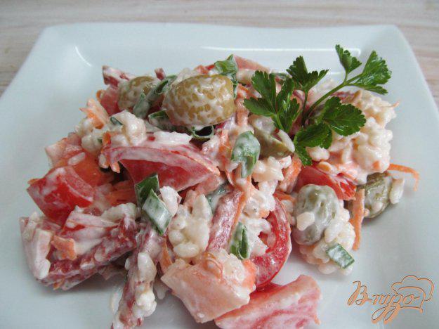 фото рецепта: Салат из помидора с оливками и рисом
