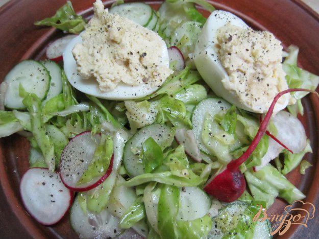 фото рецепта: Салат с фаршированными яйцами