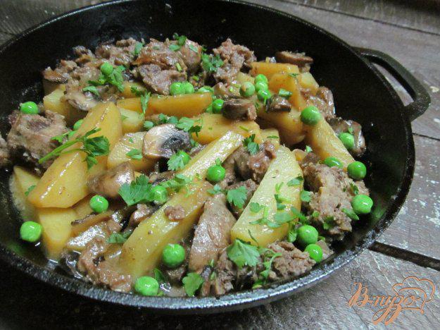 фото рецепта: Тушенный картофель с грибами и колбасками