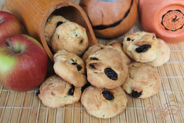 фото рецепта: Песочное печенье с изюмом и яблоками
