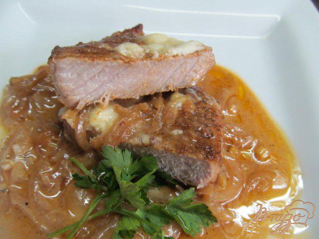 фото рецепта: Свинина под луково-творожным соусом